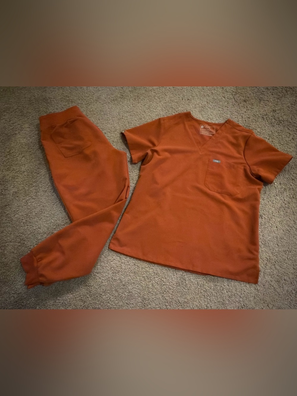 FIGS scrub set ( burnt orange)
Tops -Medium Catarina
Pants -Medium Petite Zamora